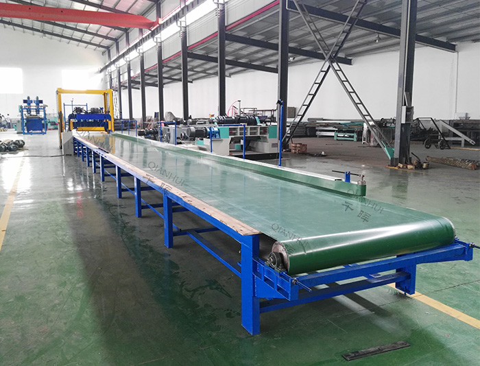 paving conveyor of the plywood veneer paving line