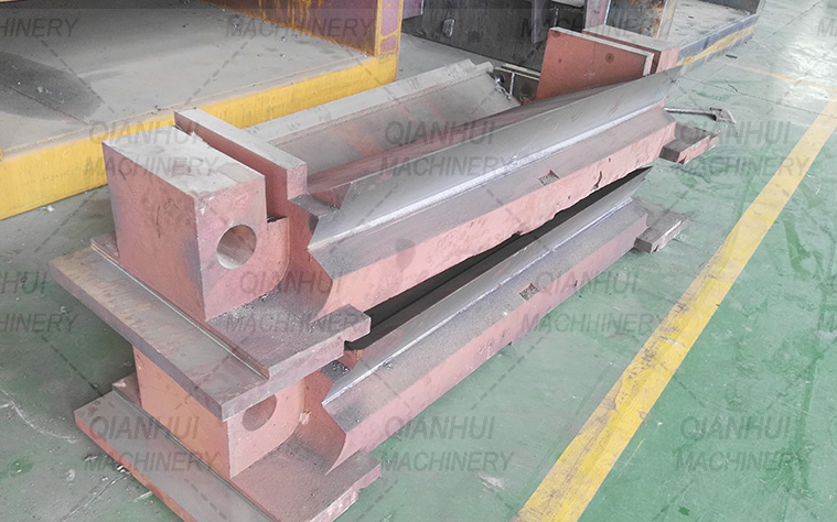 Cast steel balde carrier for veneer peeling machine